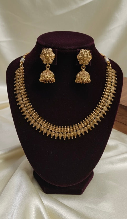 Classic leaf Motif necklace